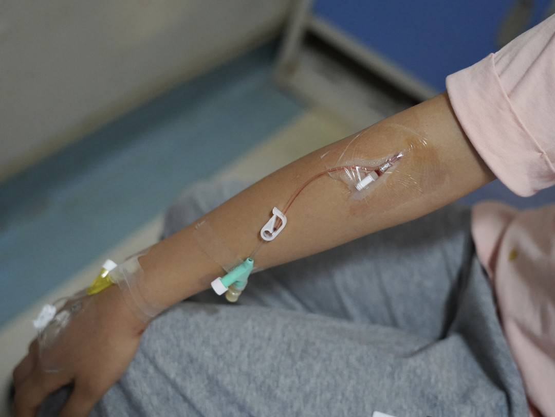 10岁女儿为救患癌爸爸两次采血捐献造血干细胞:要给爸爸做榜样,虽然痛