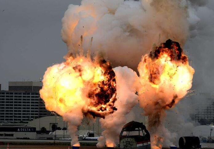 巴勒斯坦儿童刚吃上俄罗斯自热米饭,人道援助仓库便遭以军炸毁!