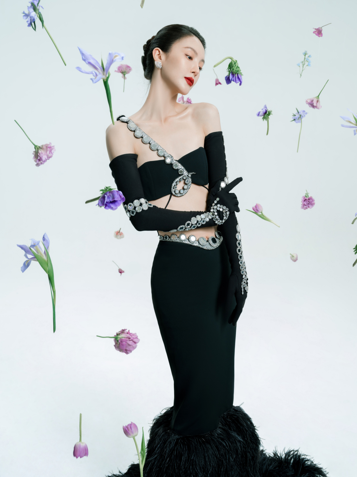 金晨微博之夜惊艳造型释出 抹胸蛮腰鱼尾裙 大胆前卫且很有时髦感