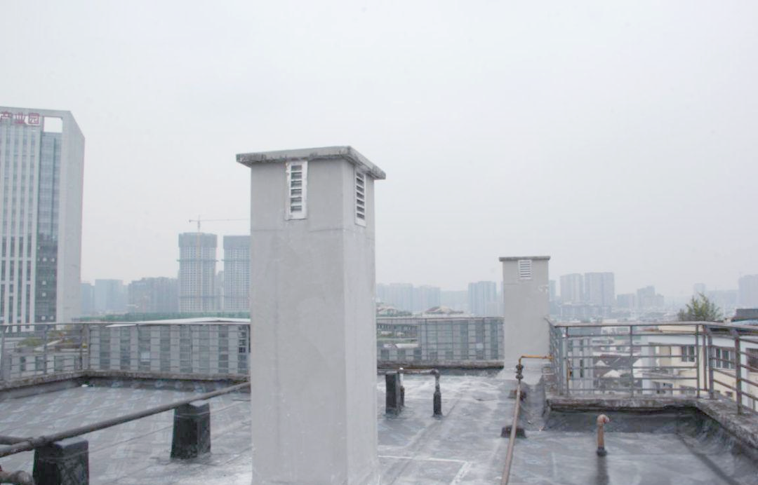 利用油烟上升的原理,烟道的出口被精心设计在楼顶高处,通常还会配备