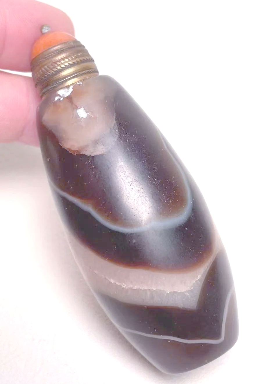 鼻烟壶中的独特珍藏:清代缠丝玛瑙天珠