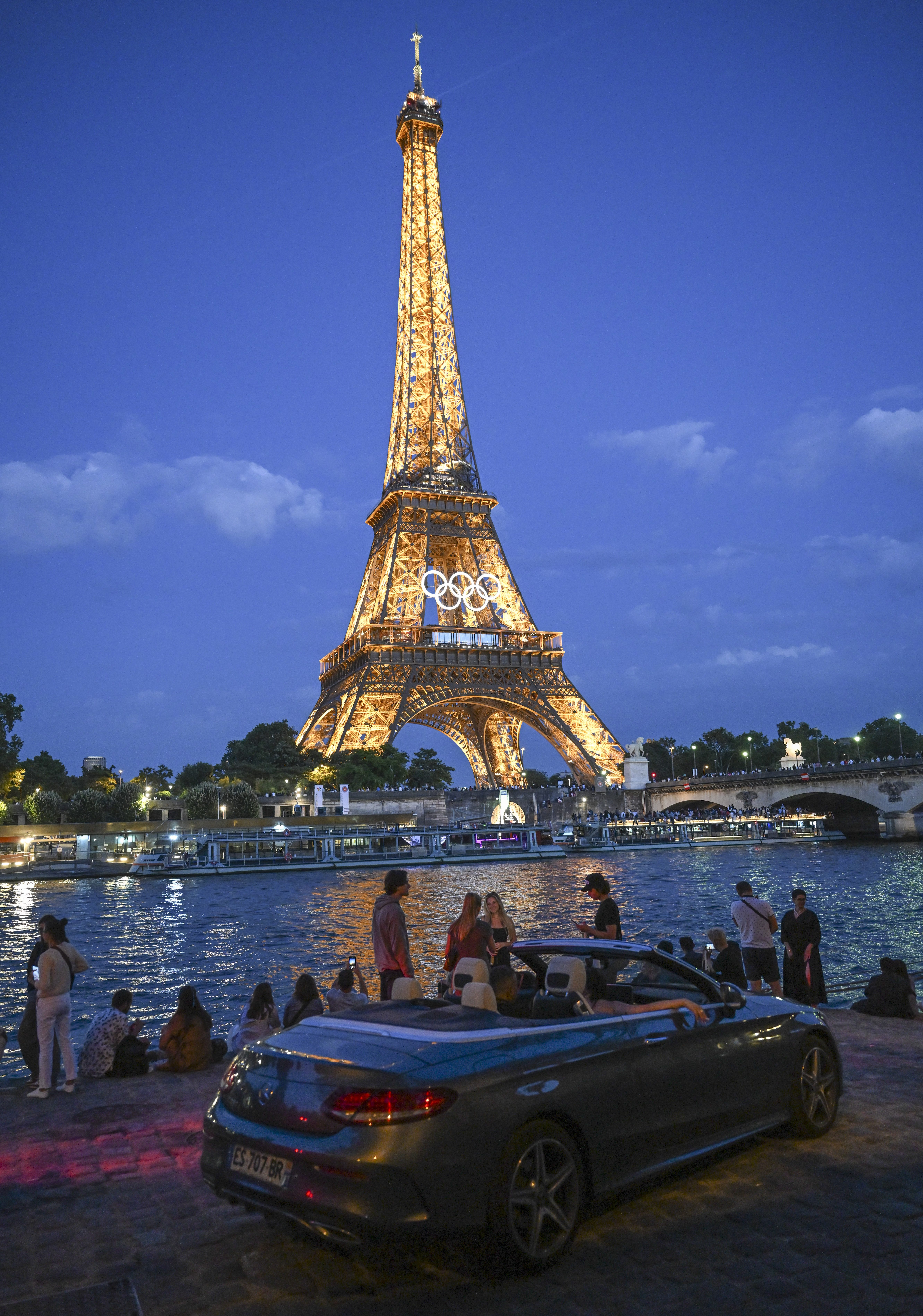 (巴黎奥运会)奥运五环闪耀埃菲尔铁塔