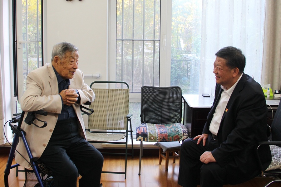 校党委书记姜治莹看望沈家骢院士