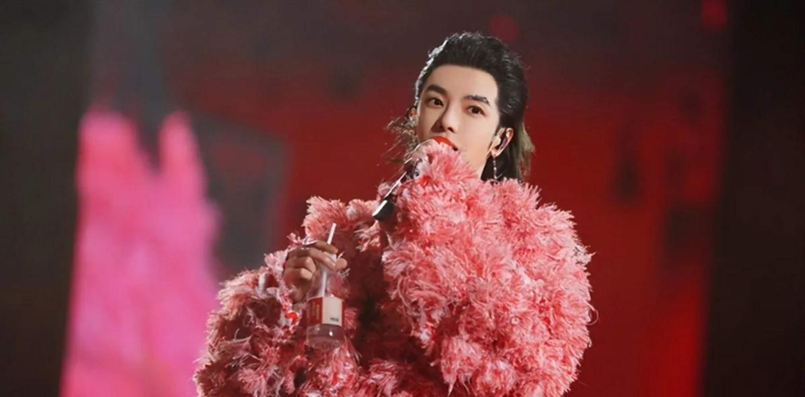 华晨宇演唱会遭争议,傲娇回应"不然呢",自称为神  近日,华语乐坛知名