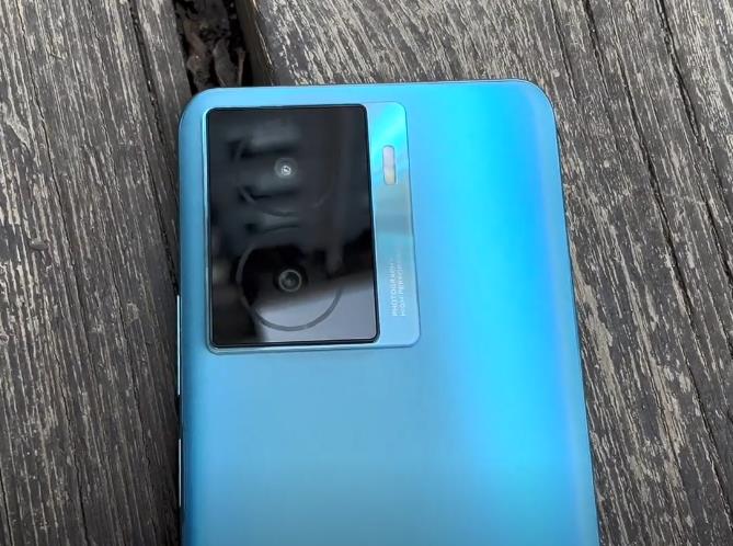 6000毫安 80w闪充 120hz护眼屏!iqooz7x评测:同价位续航无敌!