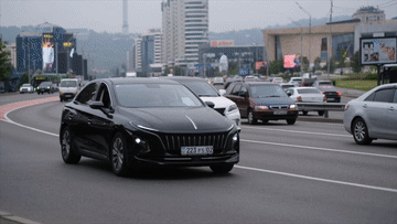 在霍尔果斯,这群人让国产新能源汽车“跑”向中亚-有驾 在霍尔果斯,这群人让国产新能源汽车“跑”向中亚-有驾