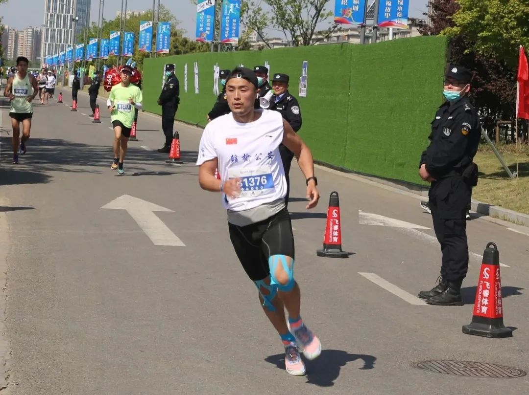 "秦山"赛道,"警马护跑团"热力护航!