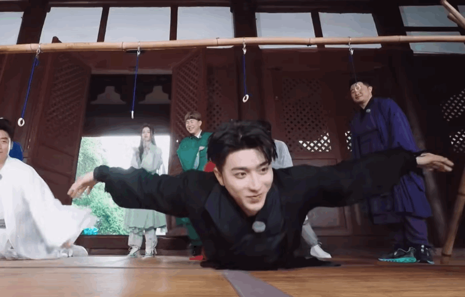 跑男团蔡徐坤秘密健身将成体能担当?大鹏展翅动作显核心力量