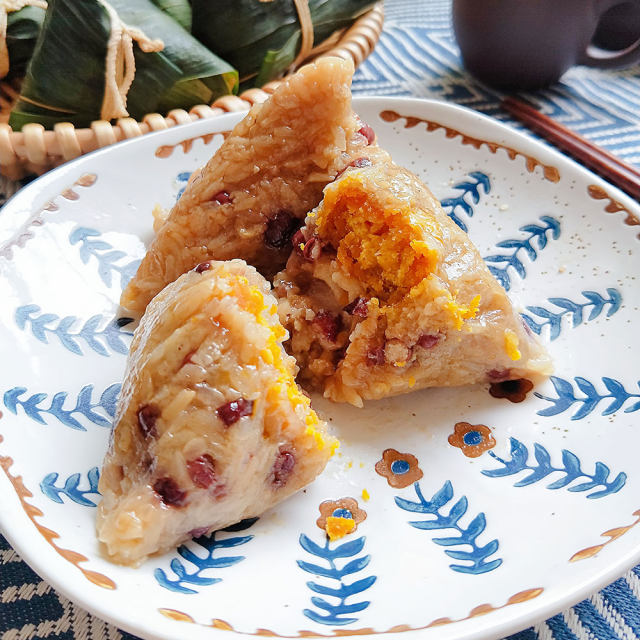 咸肉蛋黄粽,咸香软糯,味道还不错