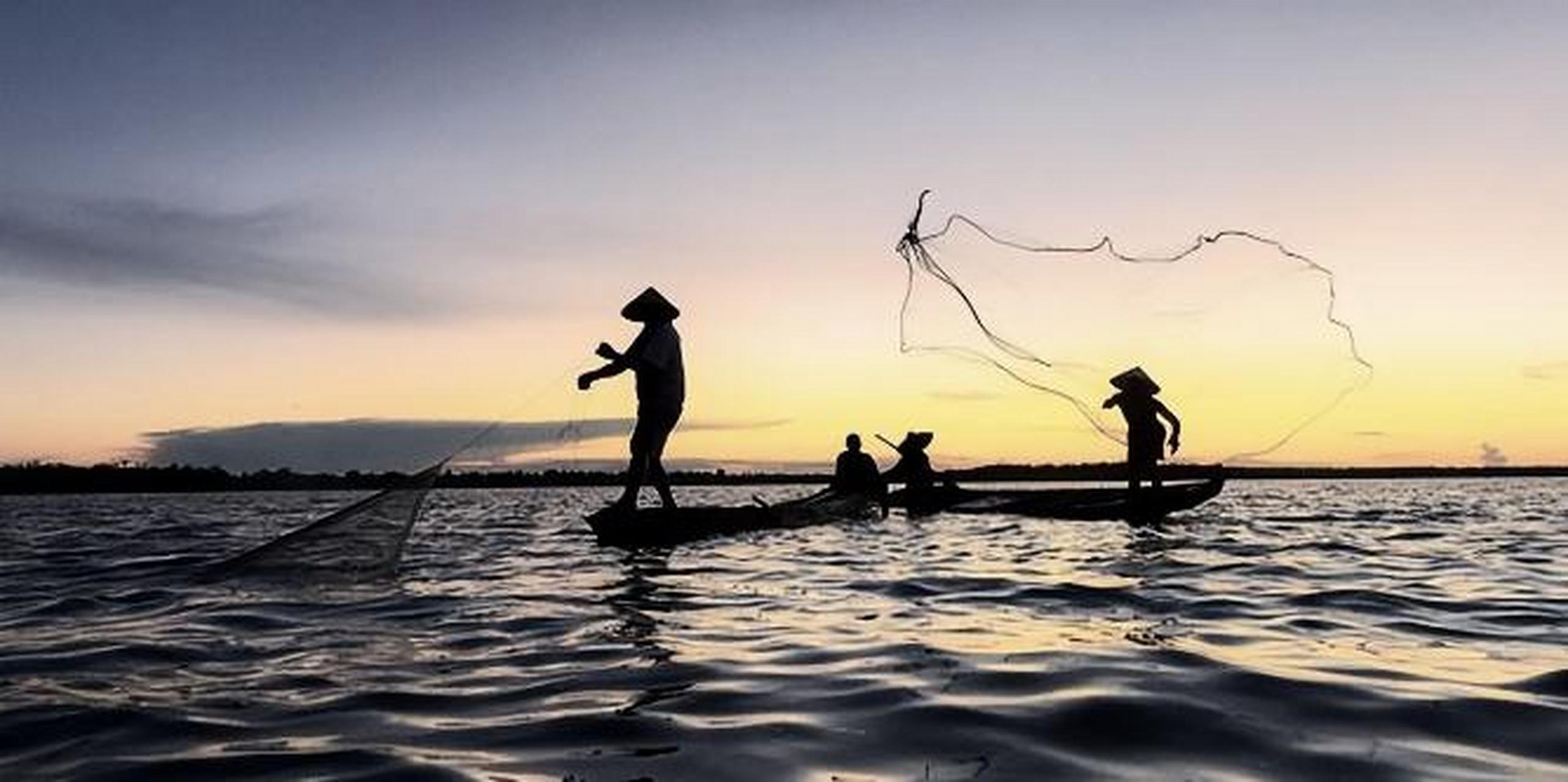 1956年,两名浙江渔民出海打渔时,竟捞到了两具穿着奇怪军装的尸体,并