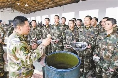 一个泔水桶里捞出来的馒头