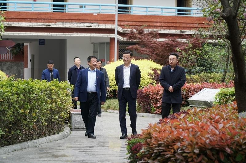 绵阳市委副书记胥锦成来绵阳中学调研