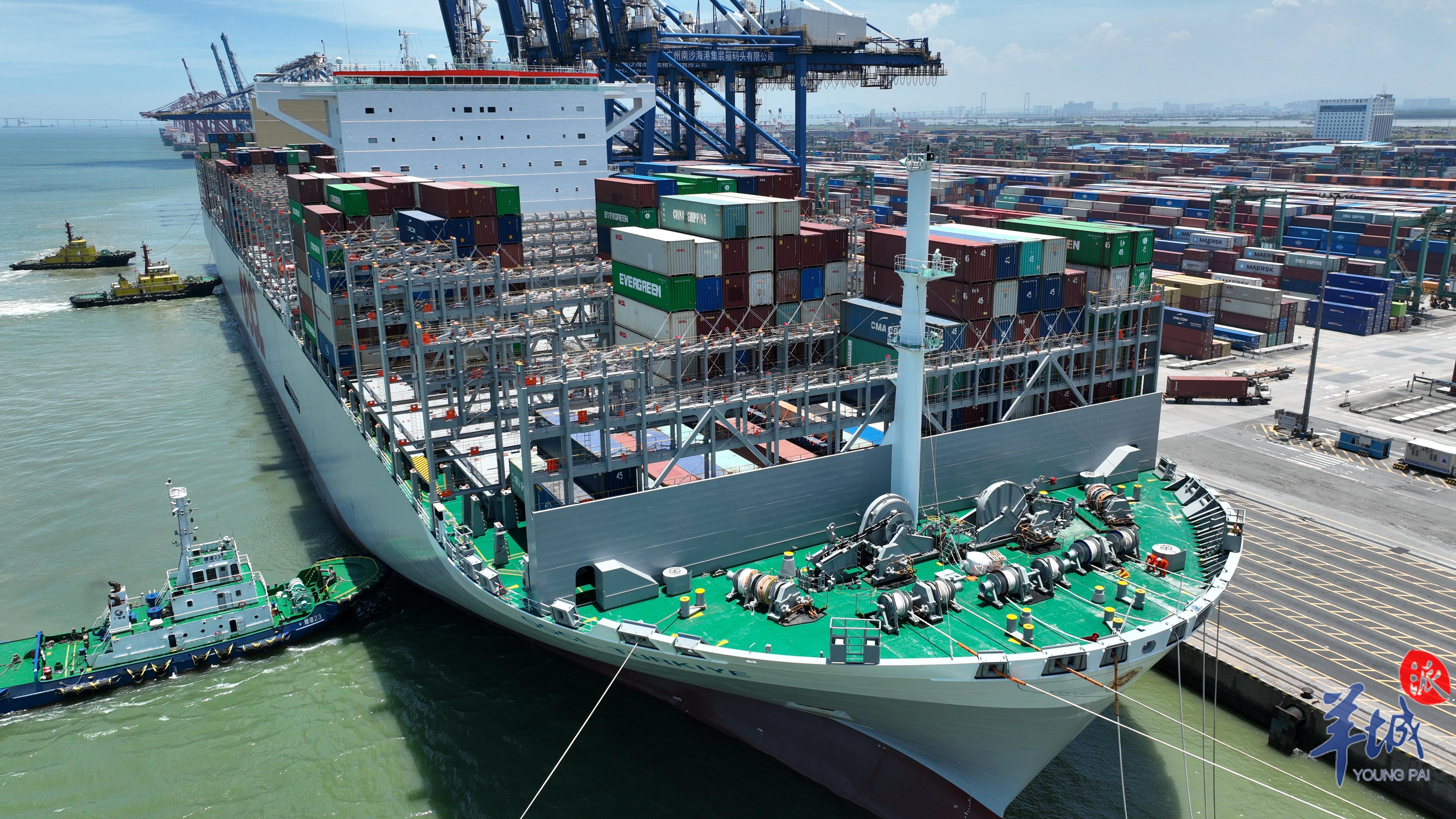 全球最大集装箱船在广州南沙港首航出境