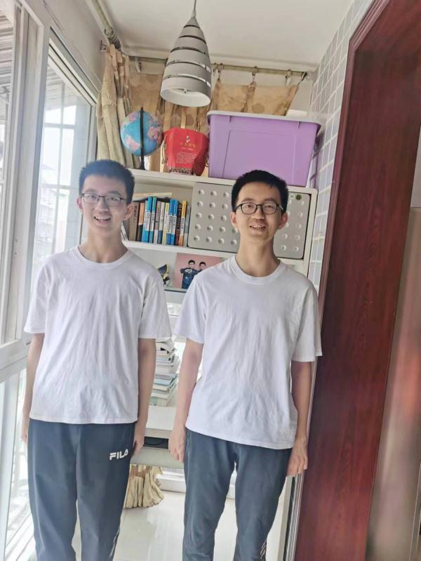 "神同步"的优秀!三对双胞胎上北大,还有更巧的