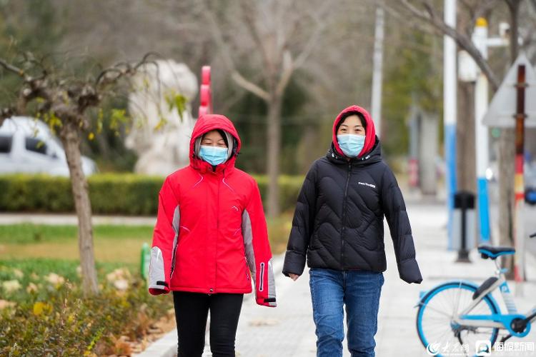 氣象live丨德州寒潮橙色預警信號生效中……看寒潮中的市民