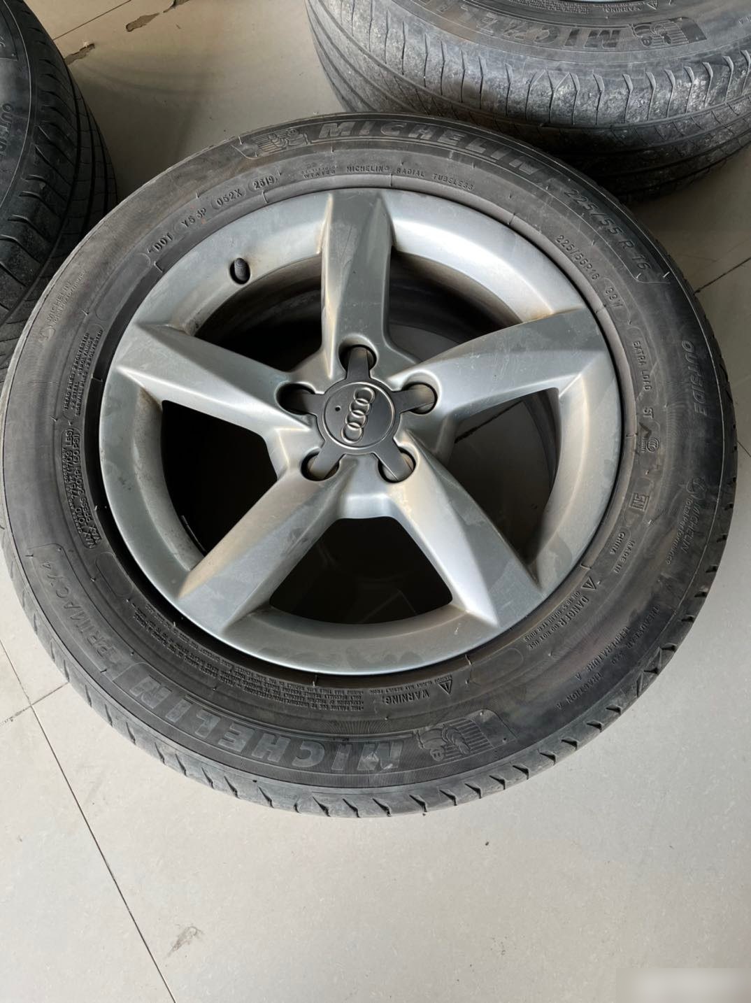 进口奥迪a4 allroad轮胎什么型号?