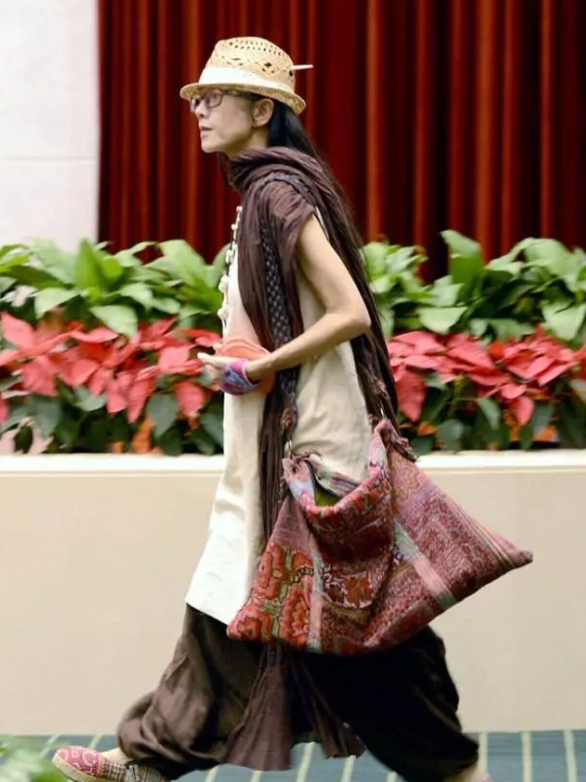 杨丽萍素颜也挺美的,穿衣搭配很朴素,但照样显贵气