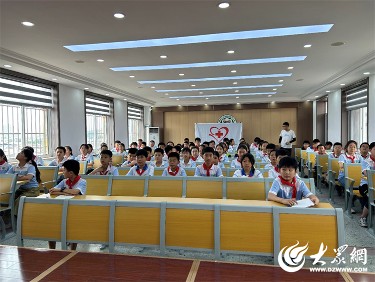 滕州市工人医院走进北坛小学进行急救公益培训活动