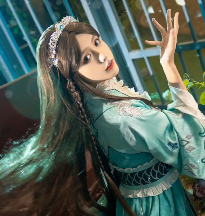 比动漫还美,女生cos《仿薮舐健纺偃,成品跨越次元壁