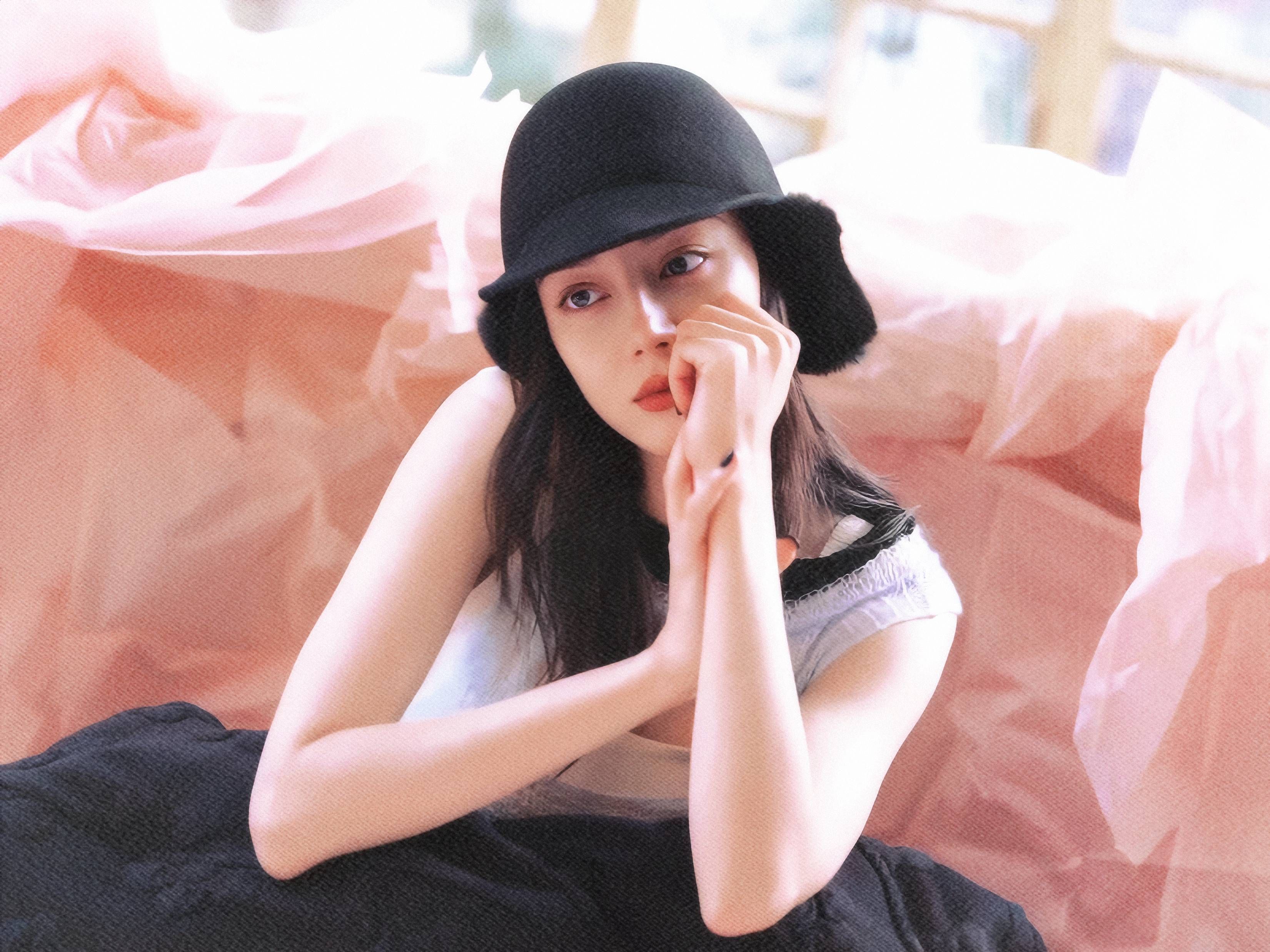 迪丽热巴飘逸长发休闲写真