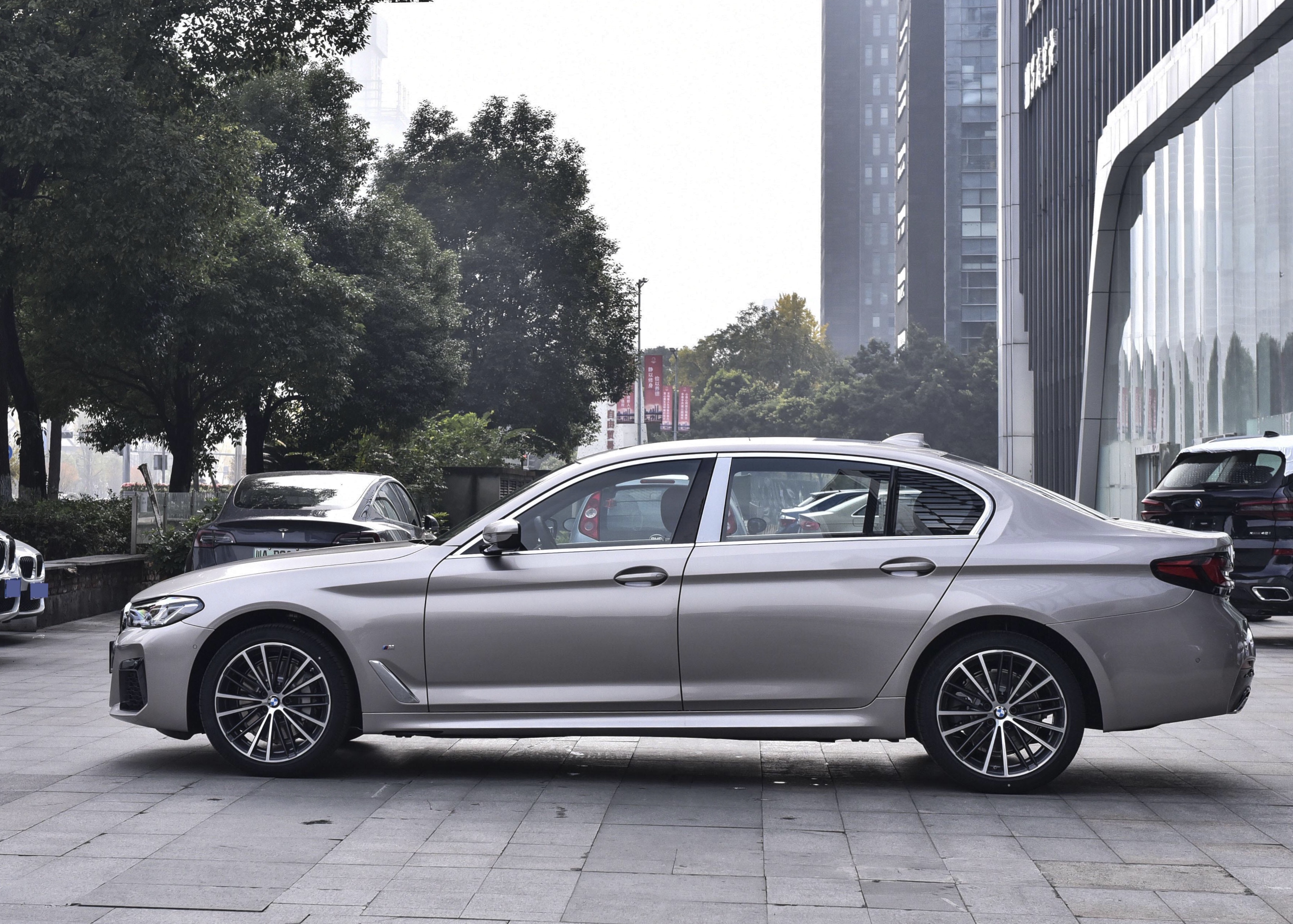 2022款宝马530li登场!252马力 8at,隔音好,高速稳,看啥a6l啊