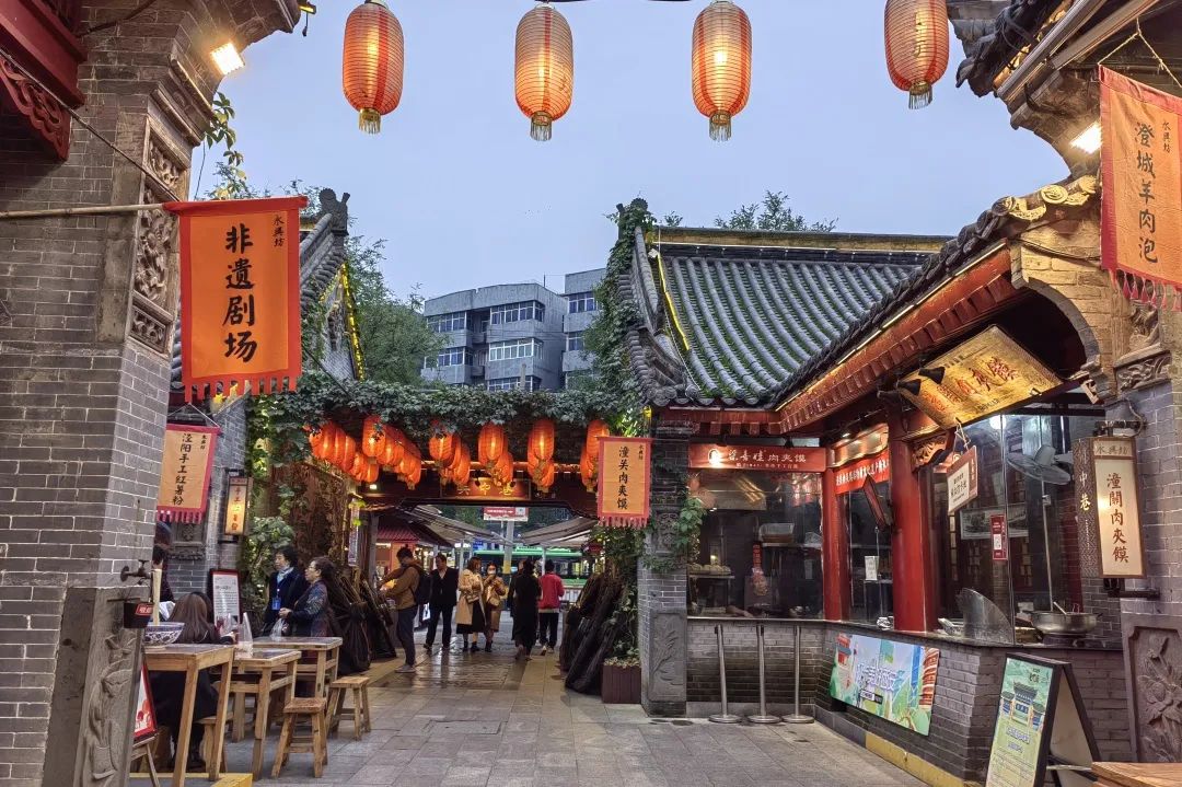 美食是永远的治愈系,作为陕西美食胜地,永兴坊可不止子长煎饼,摔碗酒