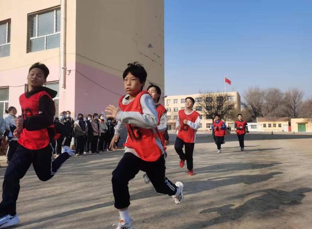 河间市米各庄镇第一初级中学:举办迎元旦长跑比赛
