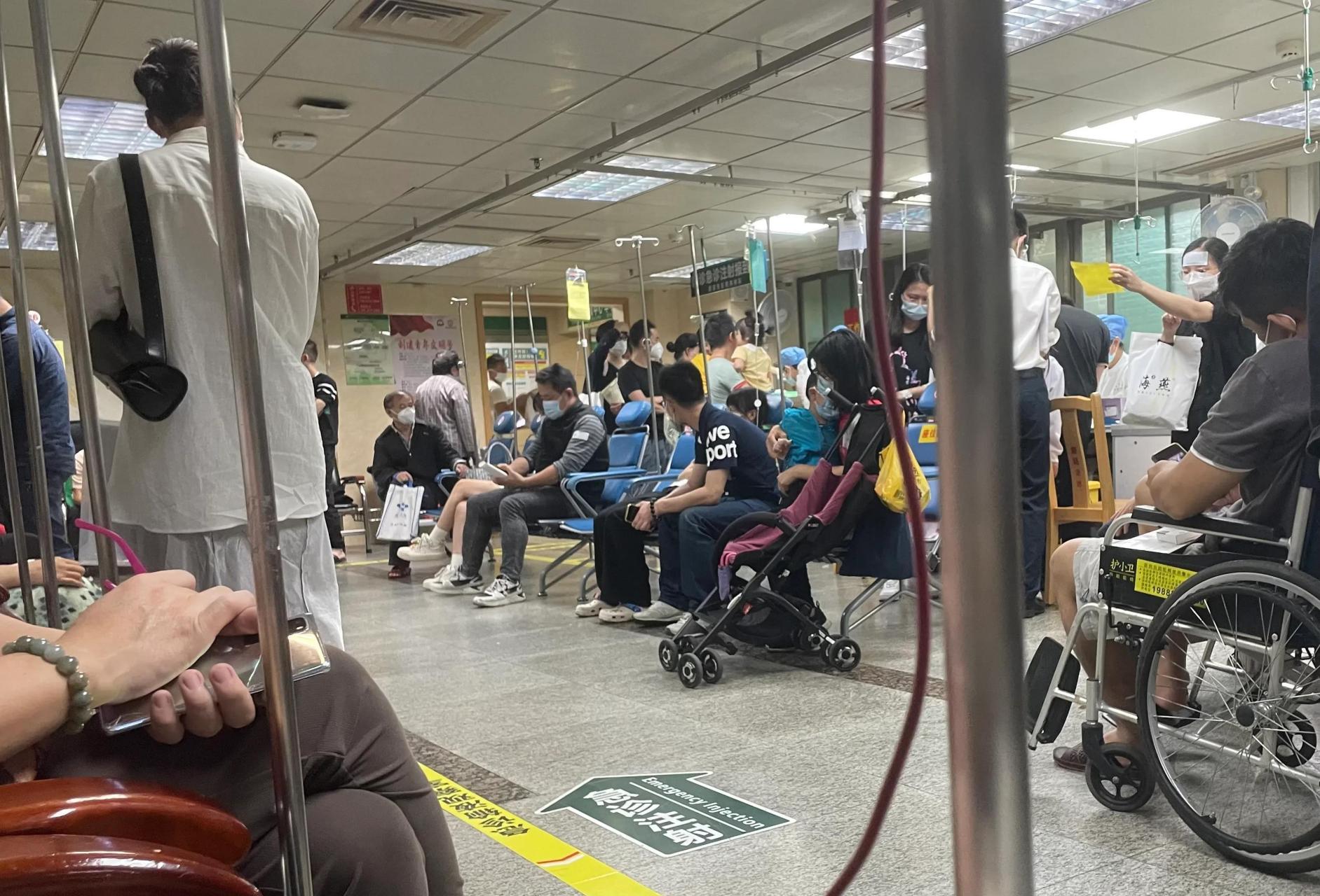坐标广州,此时某三甲医院急诊输液室. 相对于往常,今天急诊人数不少.
