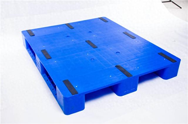 重庆极乐鸟供应链平板塑料托盘的优势和应用