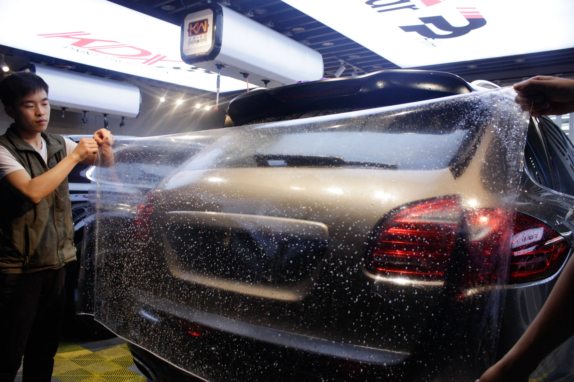 市场上,车膜的等级,型号,材料各异,其中,kdx品牌的汽车贴膜备受瞩目.