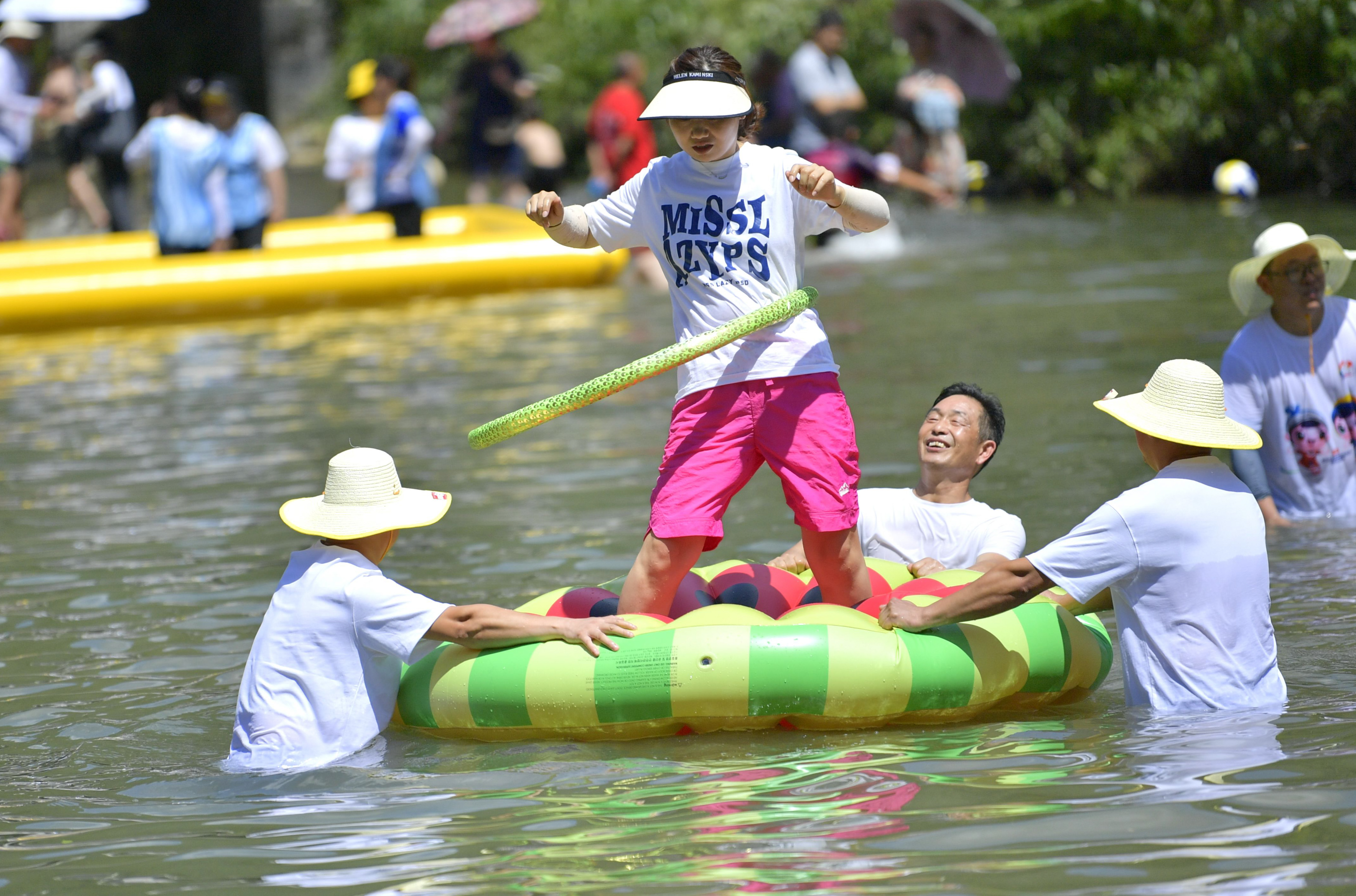 (社会)水上趣味运动会享清凉