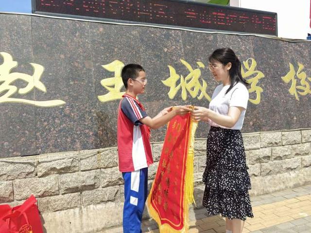 邯郸市复兴区赵王城学校家长向学校及恩师赠送锦旗