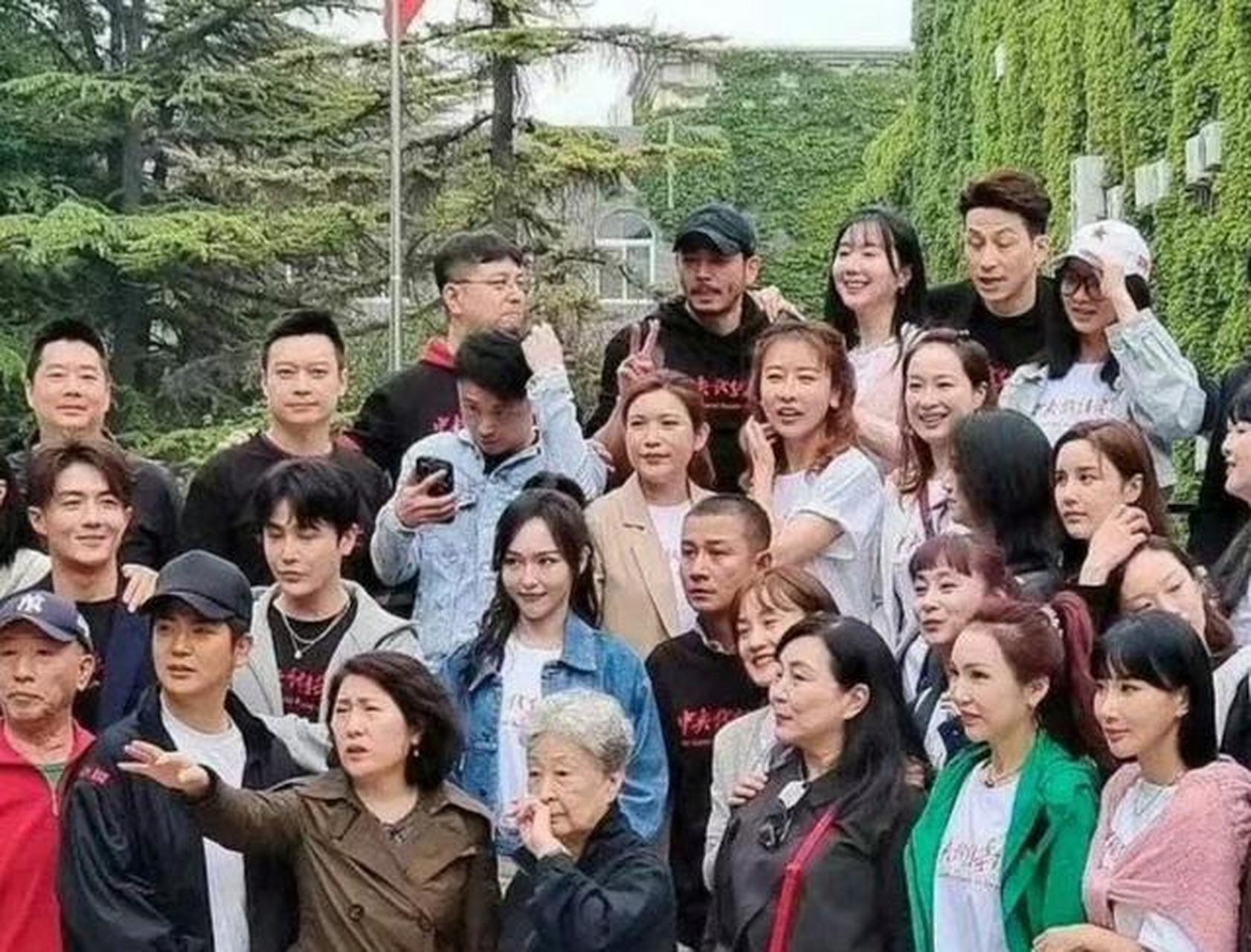 唐嫣同学聚会,有人能认出来他旁边的这个男的是谁吗?