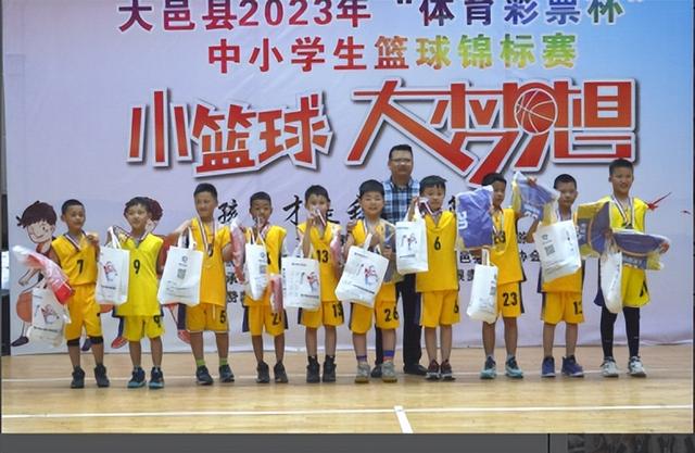 大邑县南街小学篮球队锦标赛又获新突破