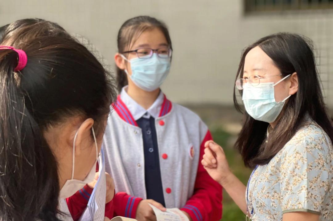 開考前,錦屏學校的老師正爭分奪秒為學生指導省實驗初級中學推薦生