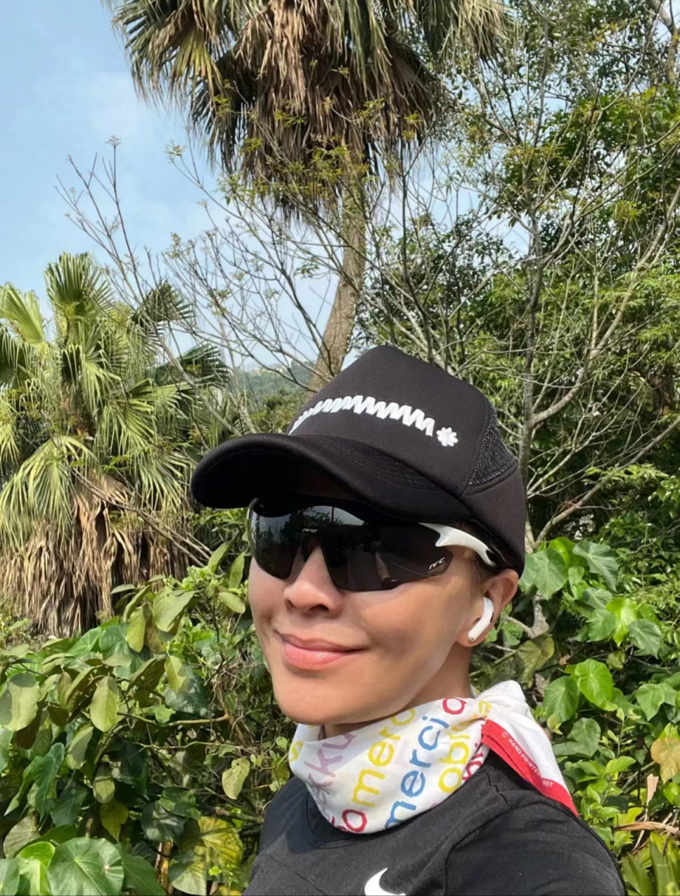 刘嘉玲晒跑步照,素颜状态下的她,小脸红扑,气色绝佳.