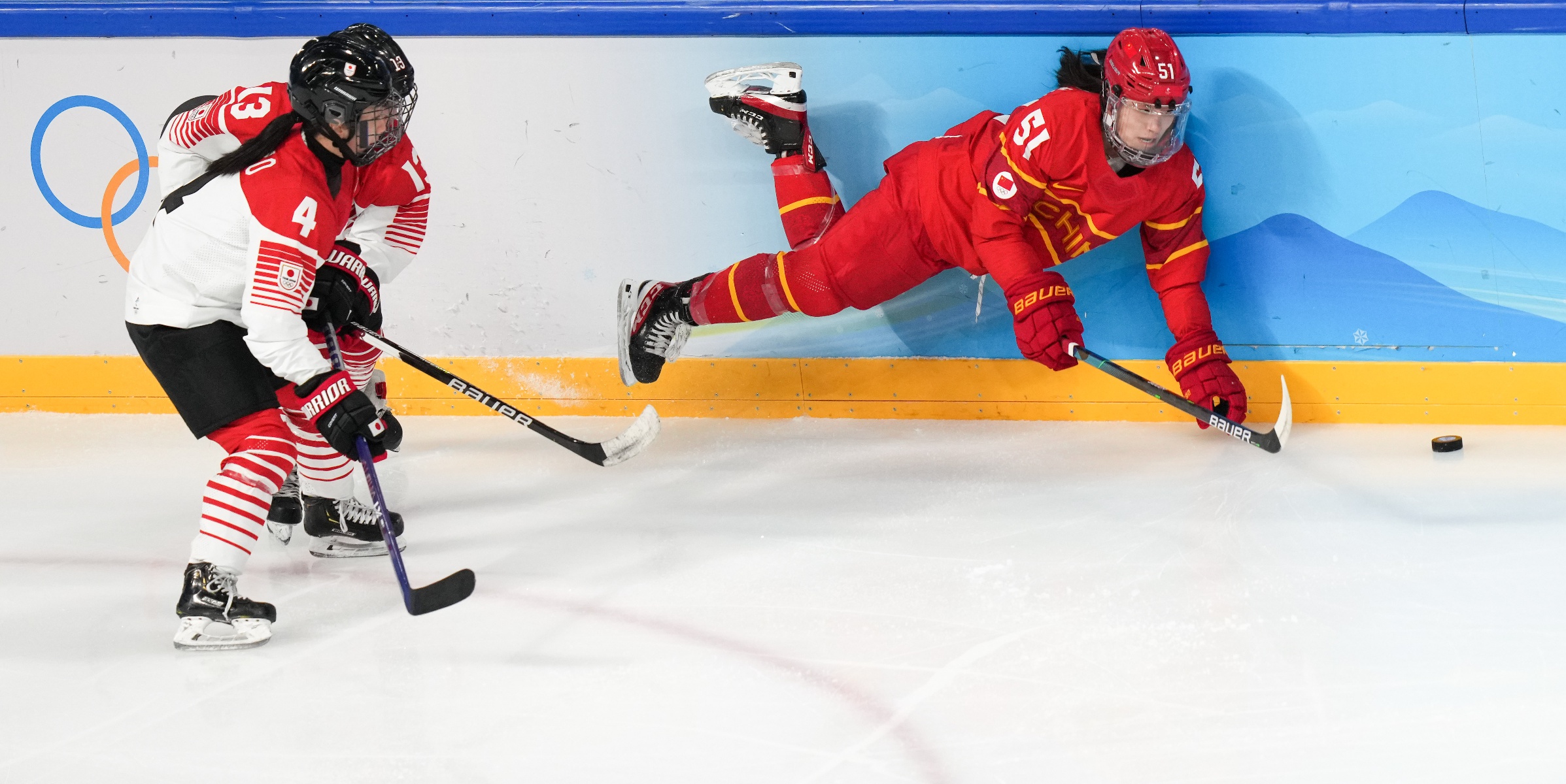 (北京冬奥会)冰球——女子小组赛:中国队对阵日本队(2)