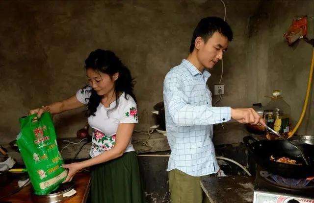 重庆23岁小伙爱上46岁阿姨李良友,2月后闪婚,今6年过去恩爱如初