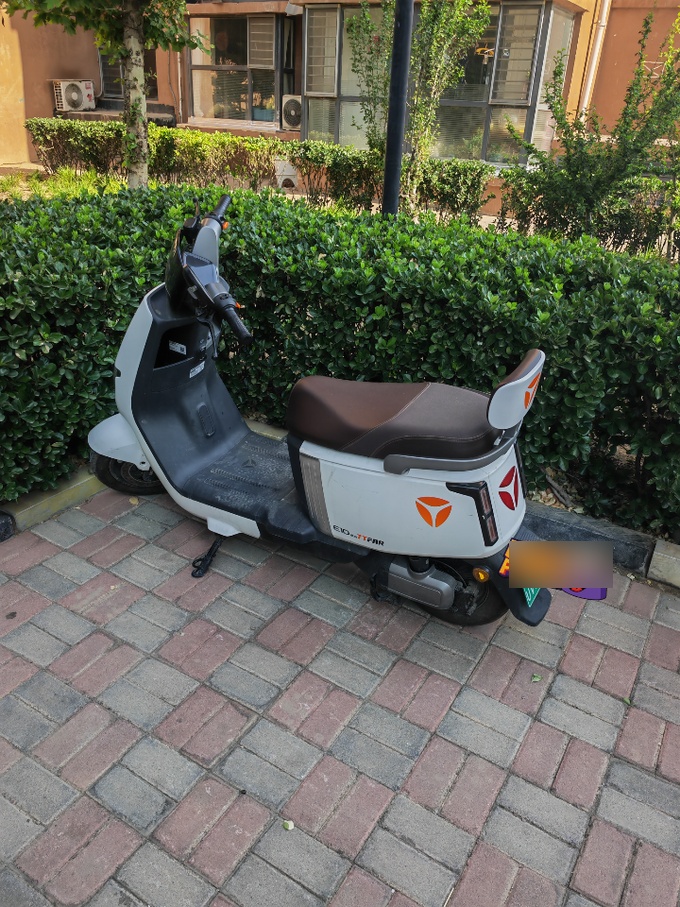 雅迪电动车后轮哒哒哒响