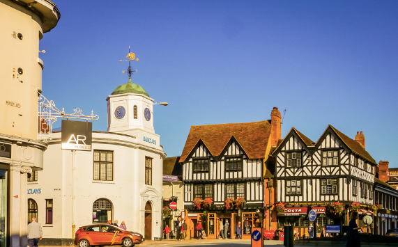 这个风景如画的小镇坐落于埃文河畔,在美丽而充满田园风光的沃里克郡.