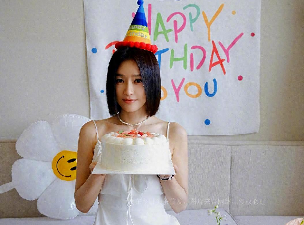 秦岚44岁生日获赠海量鲜花,传已公开恋情同居魏大勋