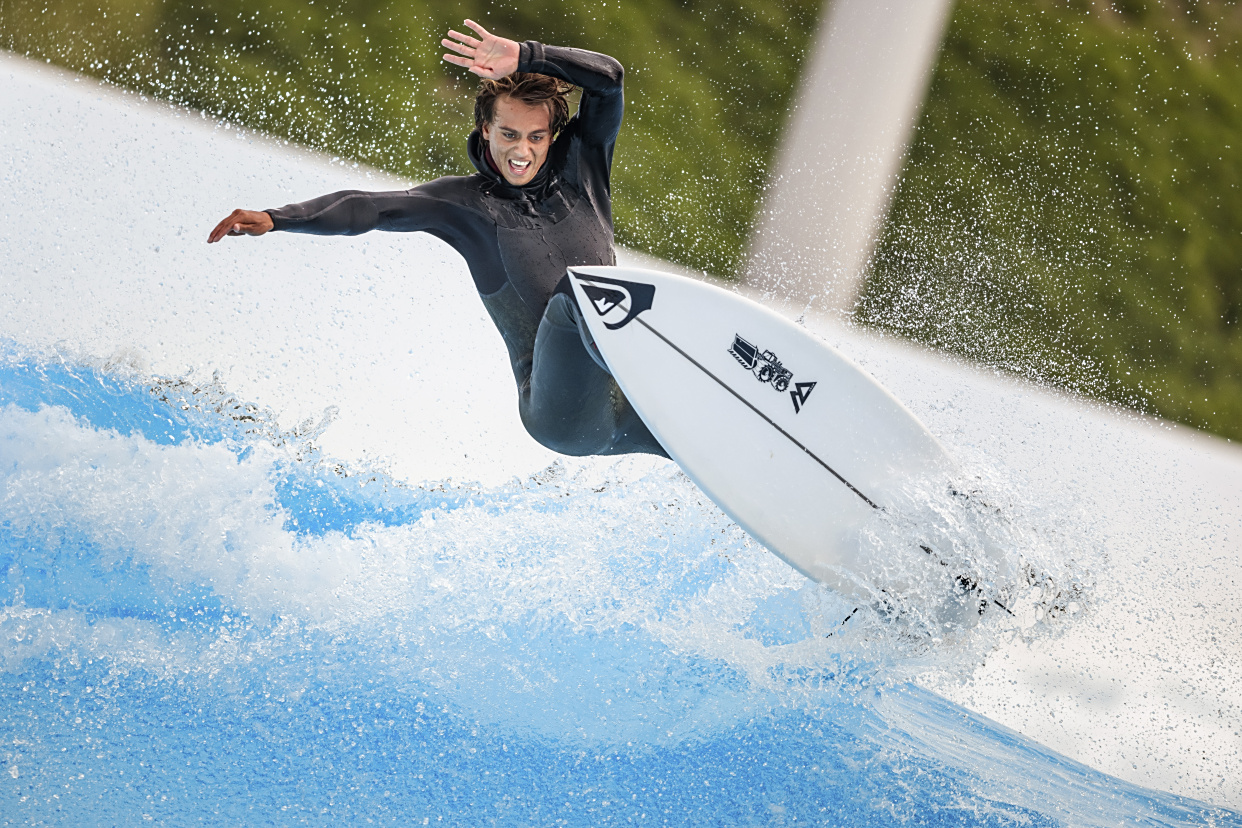 (8)瑞士的人造冲浪池