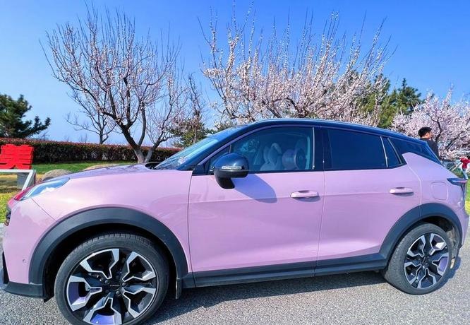 领克06紫色suv
