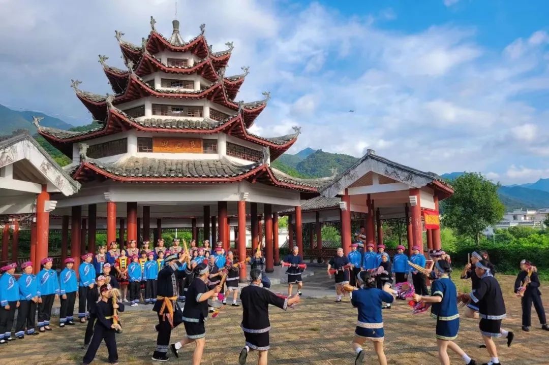 富川首个"同心文化广场"在下湾村落成