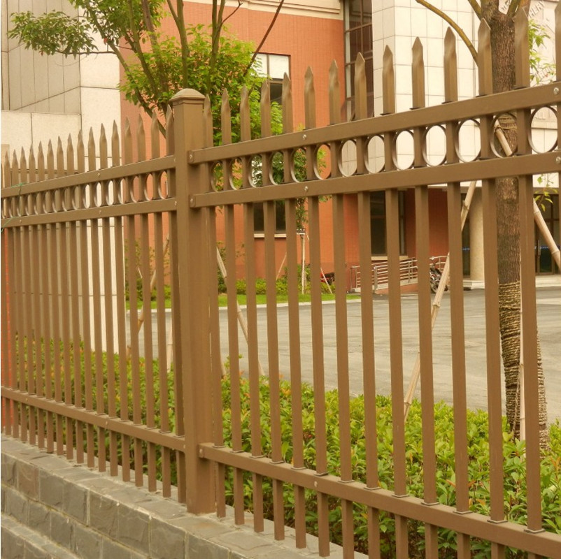 小区锌钢护栏安装实拍图