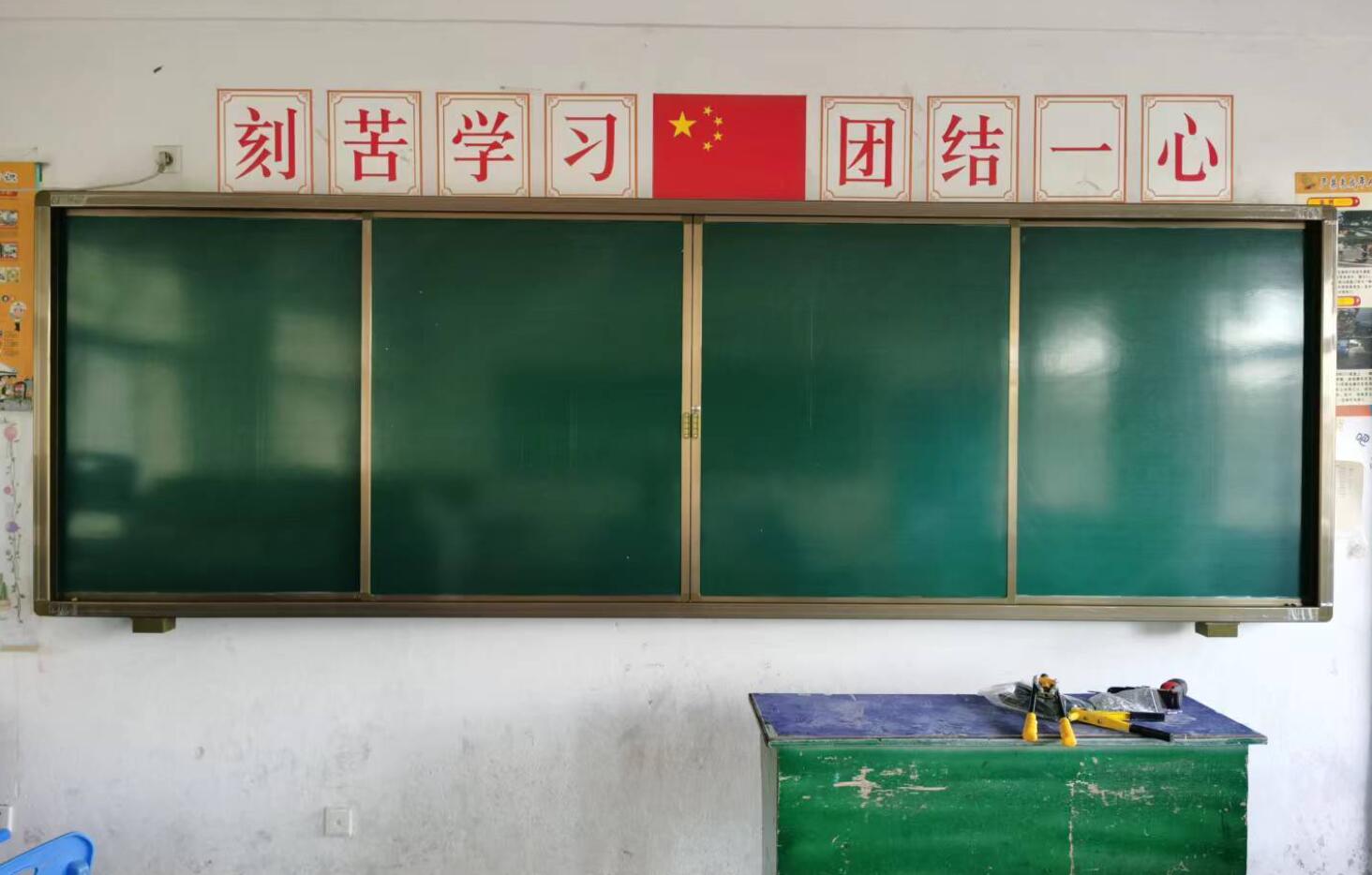 75寸推拉黑板多媒体教学一体机,学校多媒体推拉黑板效果图