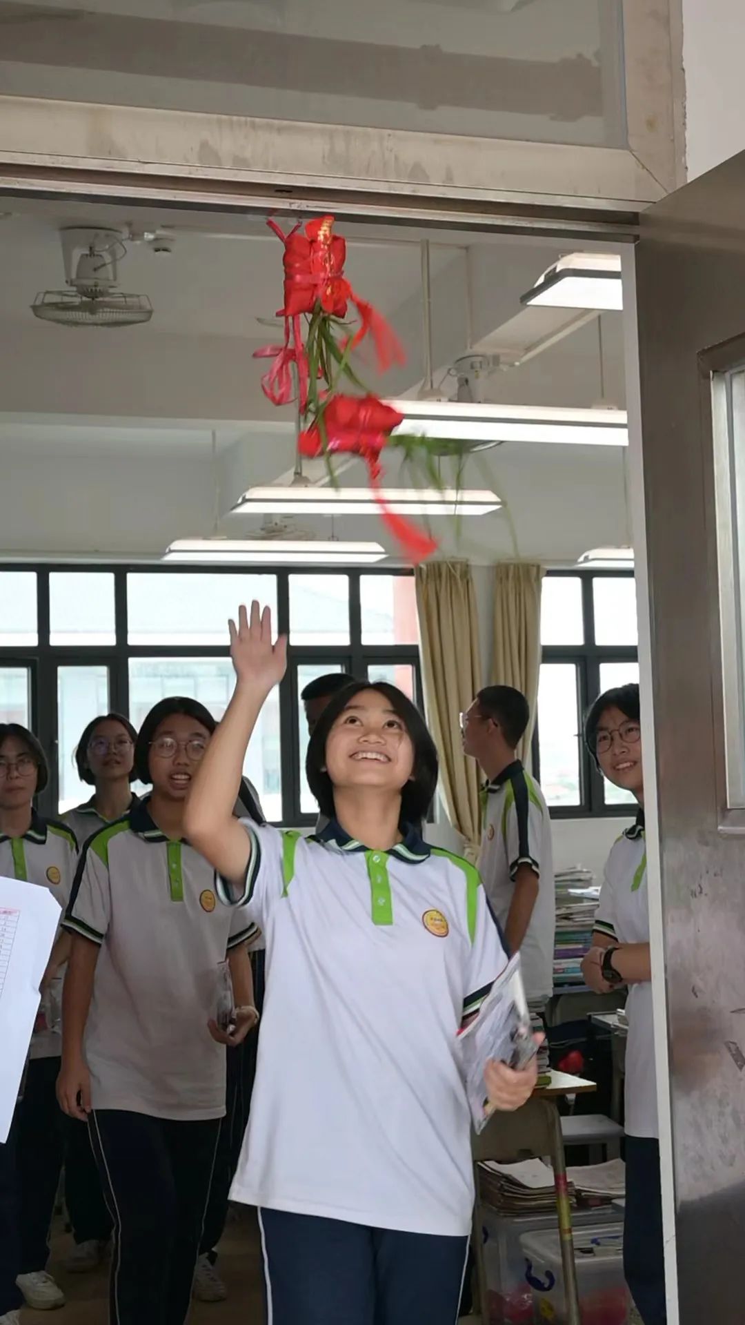 语文作文题出炉>醒目视频>2024-06-301905>高明东洲中学在教室高挂