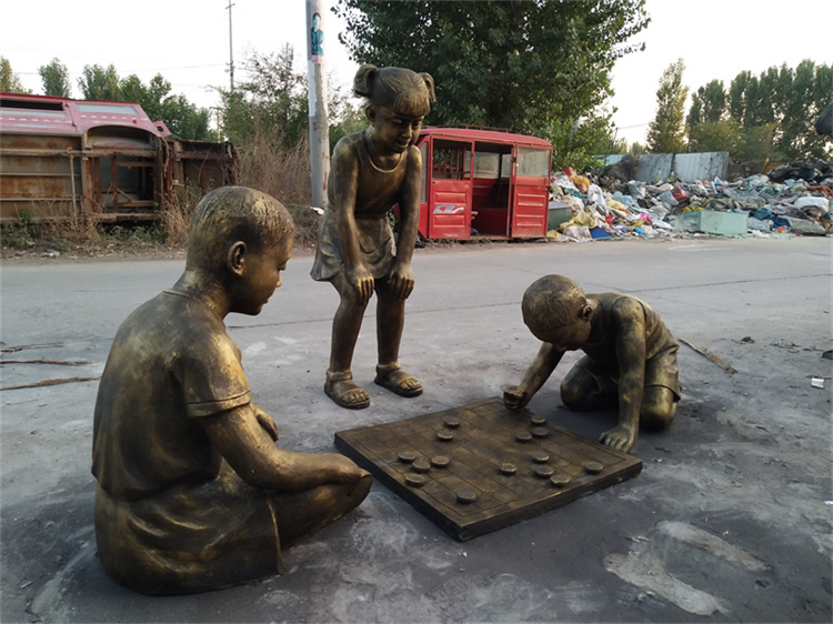 玻璃钢儿童玩耍雕塑,两个小孩下棋雕塑