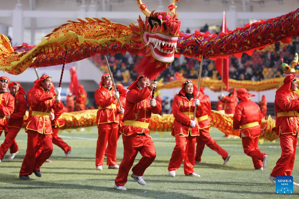 chinese people celebrate lantern festival