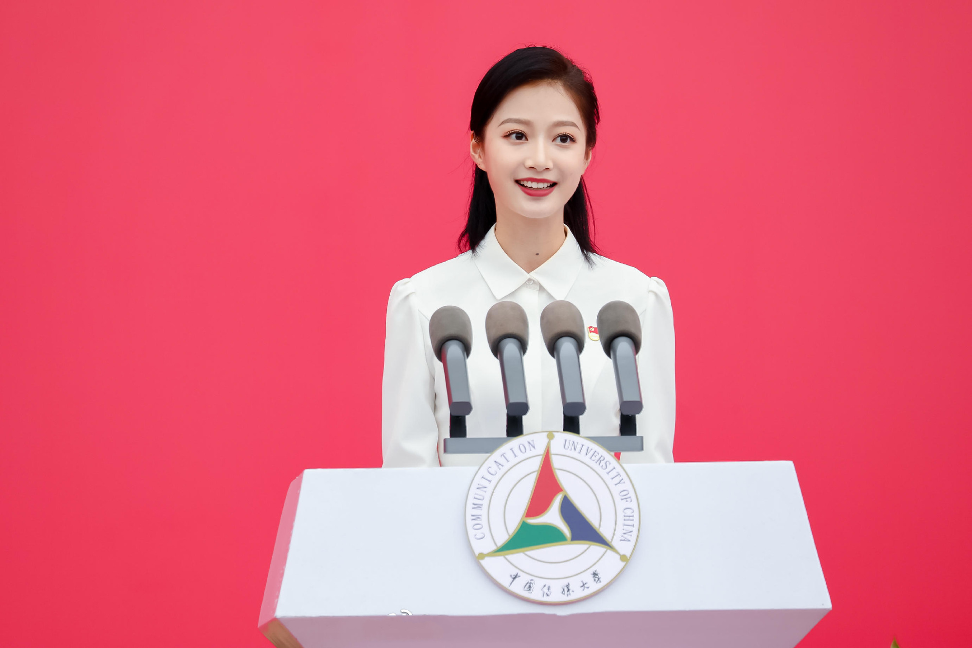 领诵员冯琳开学典礼寄语新生,气质端庄大方,网友:央视接班人